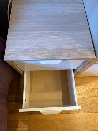 Conjunto Mesita Noche y Estantería Ikea