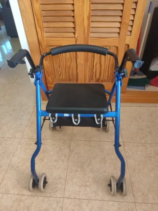Andador para persona con movilidad reducida