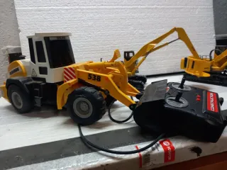 Excavadora teledirigida Dickie 538