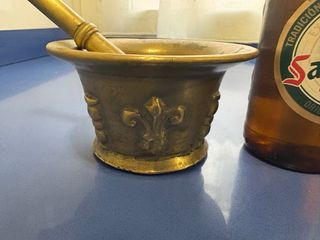 Morteros antiguos de bronce d la flor d lis