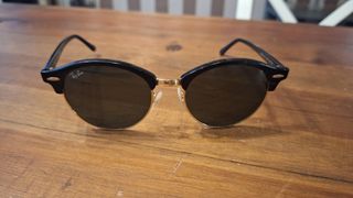 Gafas de sol Ray-Ban Clubmaster negras y doradas