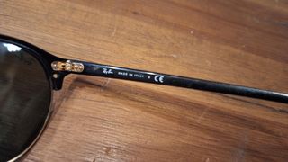 Gafas de sol Ray-Ban Clubmaster negras y doradas