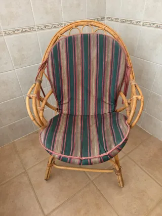 Tres sillas de mimbre con cojín a rayas