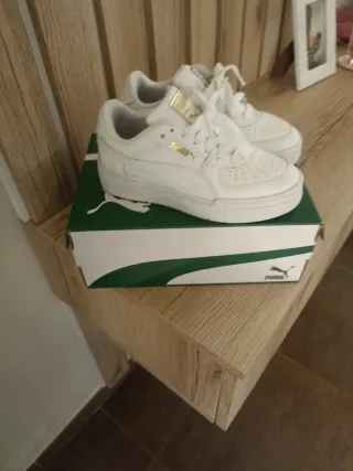 Zapatillas Puma Blancas y Doradas Talla 35.5