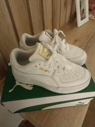 Zapatillas Puma Blancas y Doradas Talla 35.5