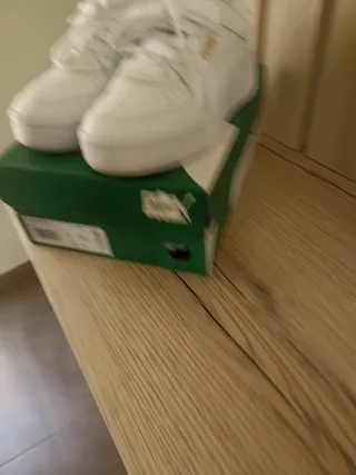 Zapatillas Puma Blancas y Doradas Talla 35.5