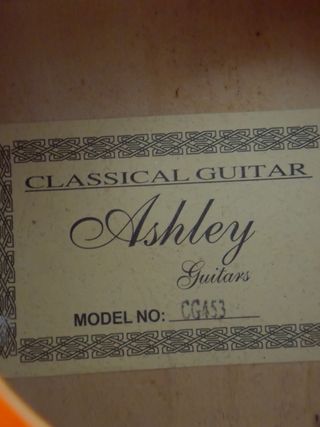 Guitarras Eléctrica Negra y española color madera