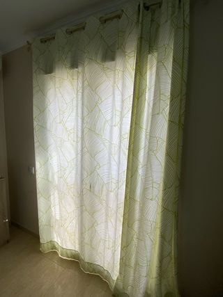 Cortinas con estampado de hojas verdes
