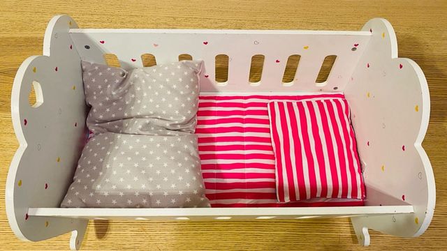 Cuna mecedora para muñeco bebé