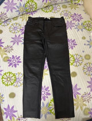 Pantalón recto efecto piel negro