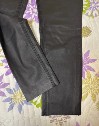 Pantalón recto efecto piel negro