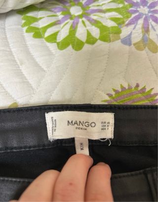 Pantalón recto efecto piel negro