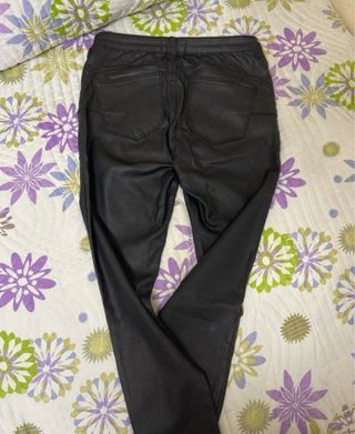 Pantalón recto efecto piel negro