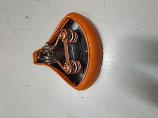 Sillín de bicicleta marrón casi nuevo