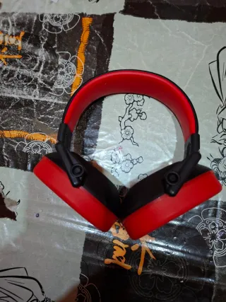 Cascos protectores de ruido rojos y negros
