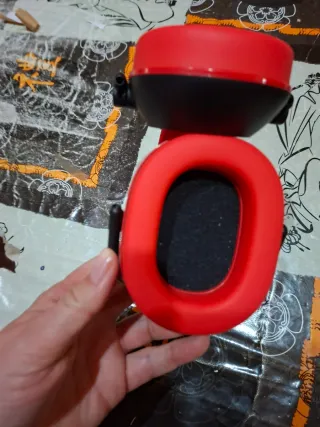Cascos protectores de ruido rojos y negros
