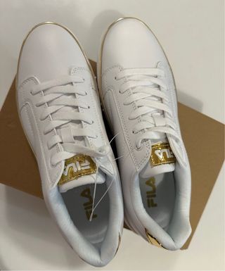 Zapatillas Fila Blancas y Doradas