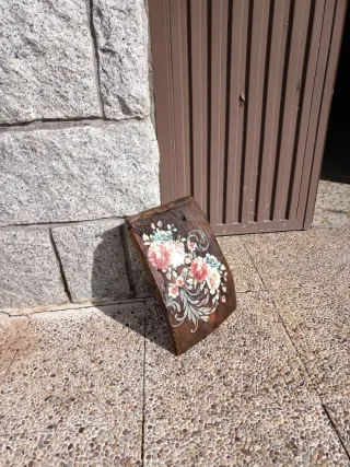 Tabla de trillo decorada con flores