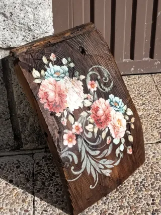 Tabla de trillo decorada con flores