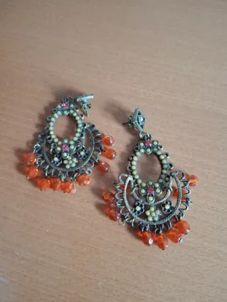 Orecchini filigrana metallo e perline arancio