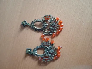 Orecchini filigrana metallo e perline arancio