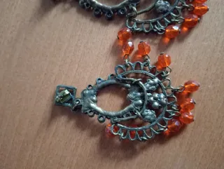 Orecchini filigrana metallo e perline arancio