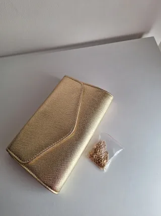 Bolso de mano dorado con cadena