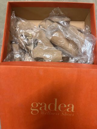 Zapatos de tacón beige y dorado para mujer