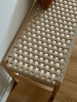 Banco de madera y ratán