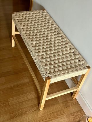 Banco de madera y ratán