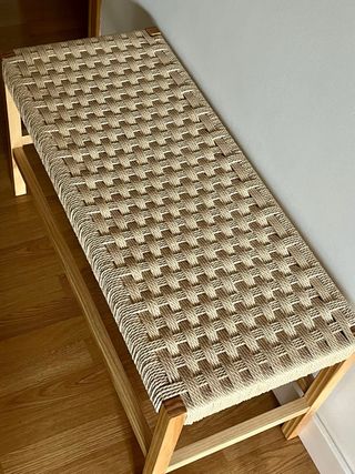 Banco de madera y ratán