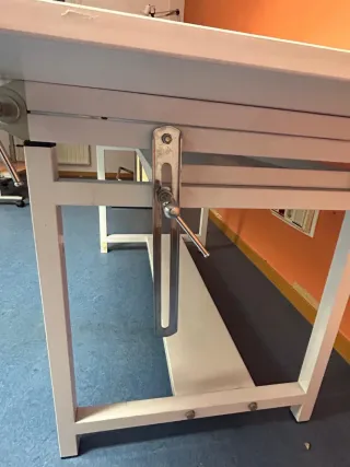 Mesa de dibujo metálica y madera. Regulable.