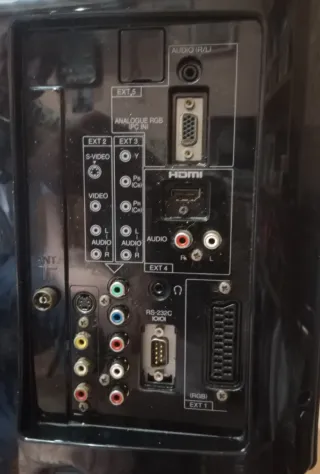 TV Sharp Aquos LCD 22" Negra