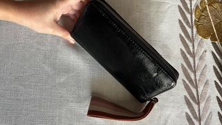 Cartera negra con correa