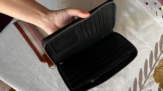 Cartera negra con correa