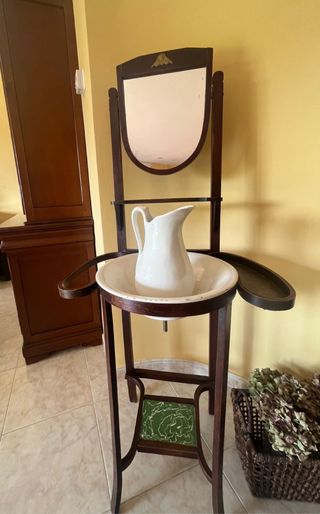 Lavamanos antiguo con espejo y jarrón