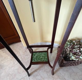 Lavamanos antiguo con espejo y jarrón