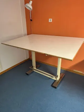 Mesa de dibujo inclinable de madera