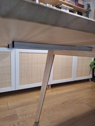 Mesa Nórdica 120x70. Tapa blanca y patas de madera