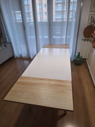 Mesa Nórdica 120x70. Tapa blanca y patas de madera