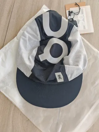 Gorra On Running Negra y Blanca