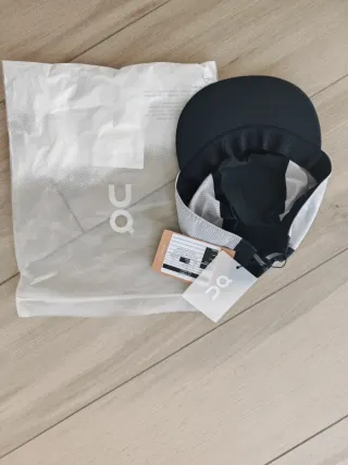 Gorra On Running Negra y Blanca