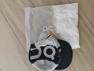 Gorra On Running Negra y Blanca