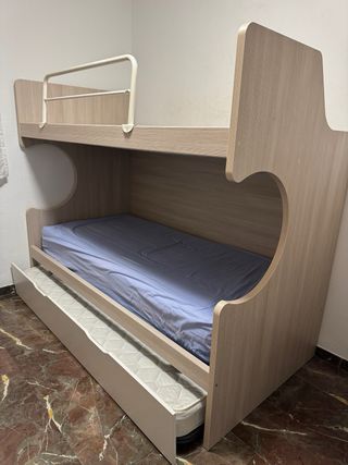 Litera de madera con tres camas y dos colchones