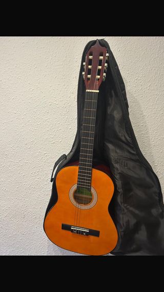 Funda y guitarra Romanka
