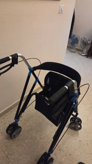 Andador con asiento y freno