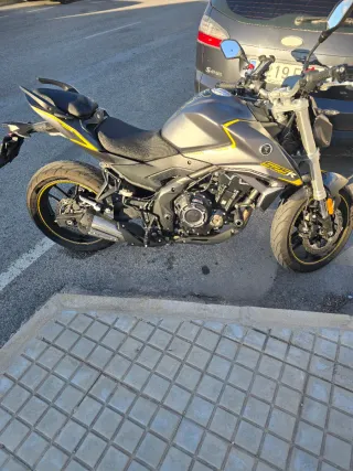 Moto Voge 525R Gris y Amarilla