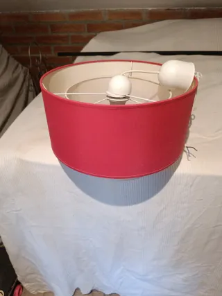 Lámpara de tela roja y blanca