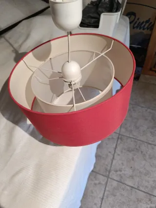 Lámpara de tela roja y blanca