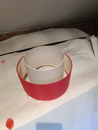 Lámpara de tela roja y blanca